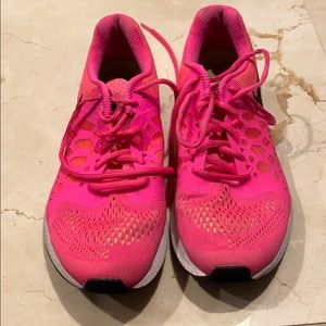 Nike hot pink shoes